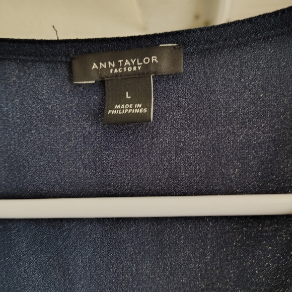 Ann Taylor Navy Blue V-Neck Blouse MINIMALIST, CLASSIC, TRADITIONAL OFFICE SIREN - Picture 8 of 8